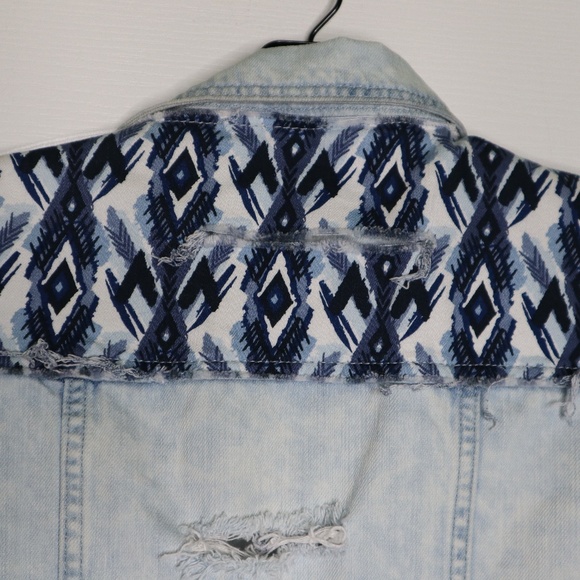 Rock & Republic Women's Size L Light Wash Southwestern Style Denim Distress Vest - Picture 6 of 6